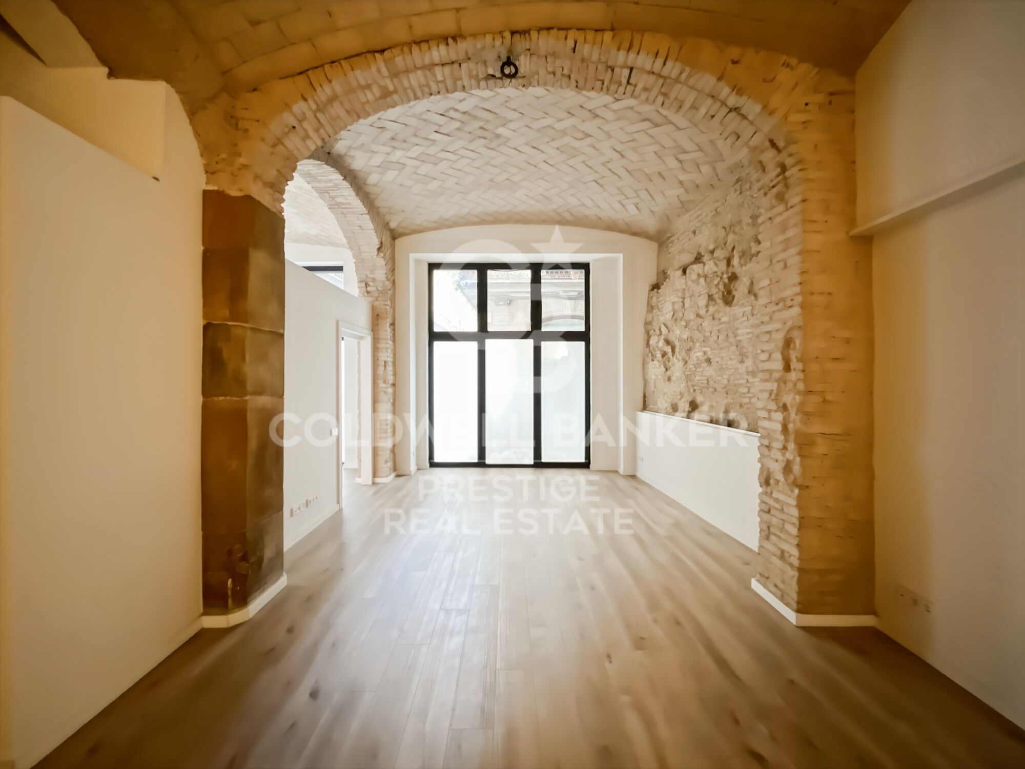 Flat for sale in a refurbished building in the Gothic Quarter, just a short walk from the sea