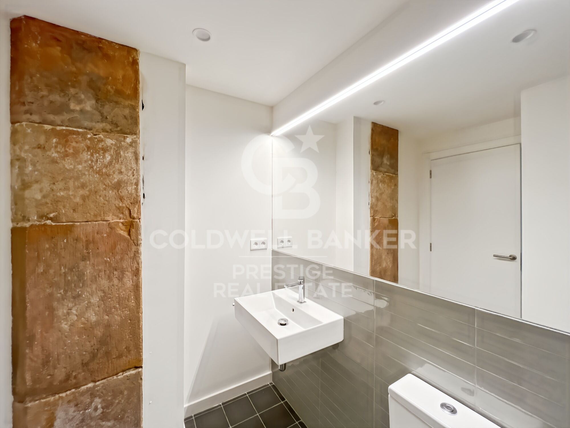 Flat for sale in a refurbished building in the Gothic Quarter, just a short walk from the sea