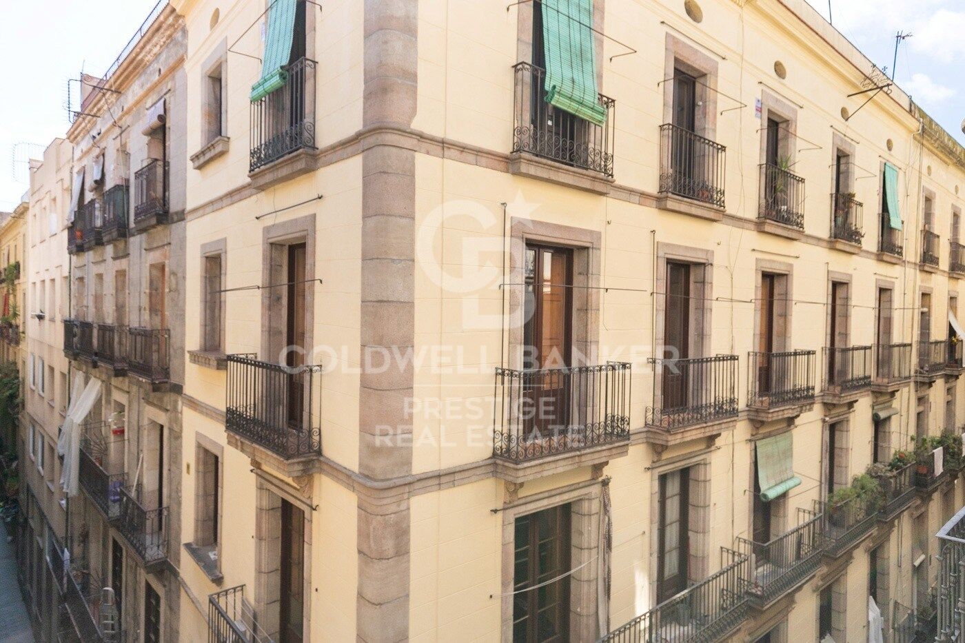 Flat for sale in a refurbished building in the Gothic Quarter, just a short walk from the sea