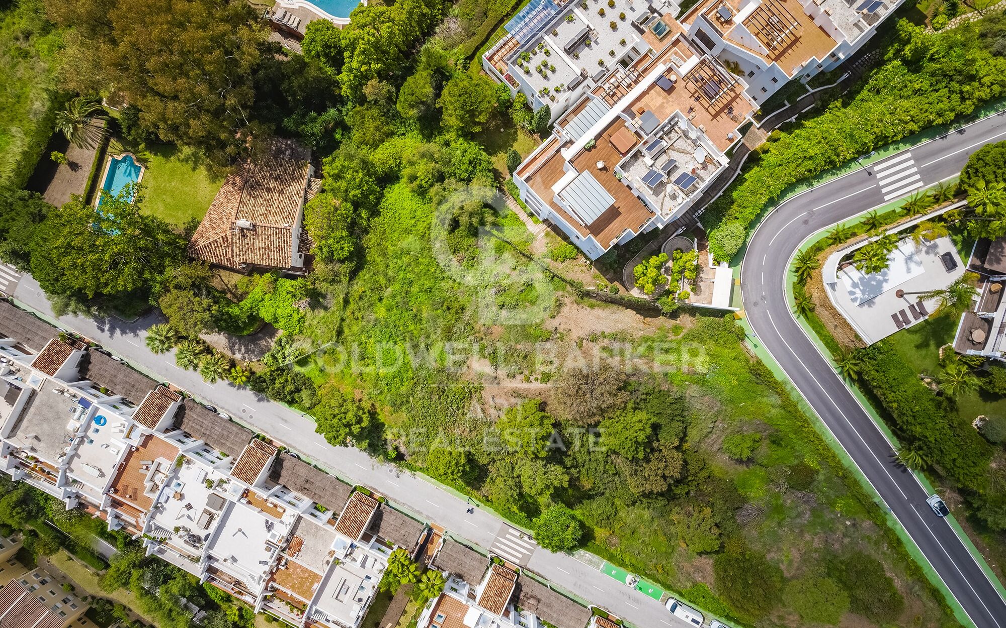 Einzigartige Gelegenheit, ein Grundstück mit einem Projekt mit Panoramablick auf das Meer zu erwerben