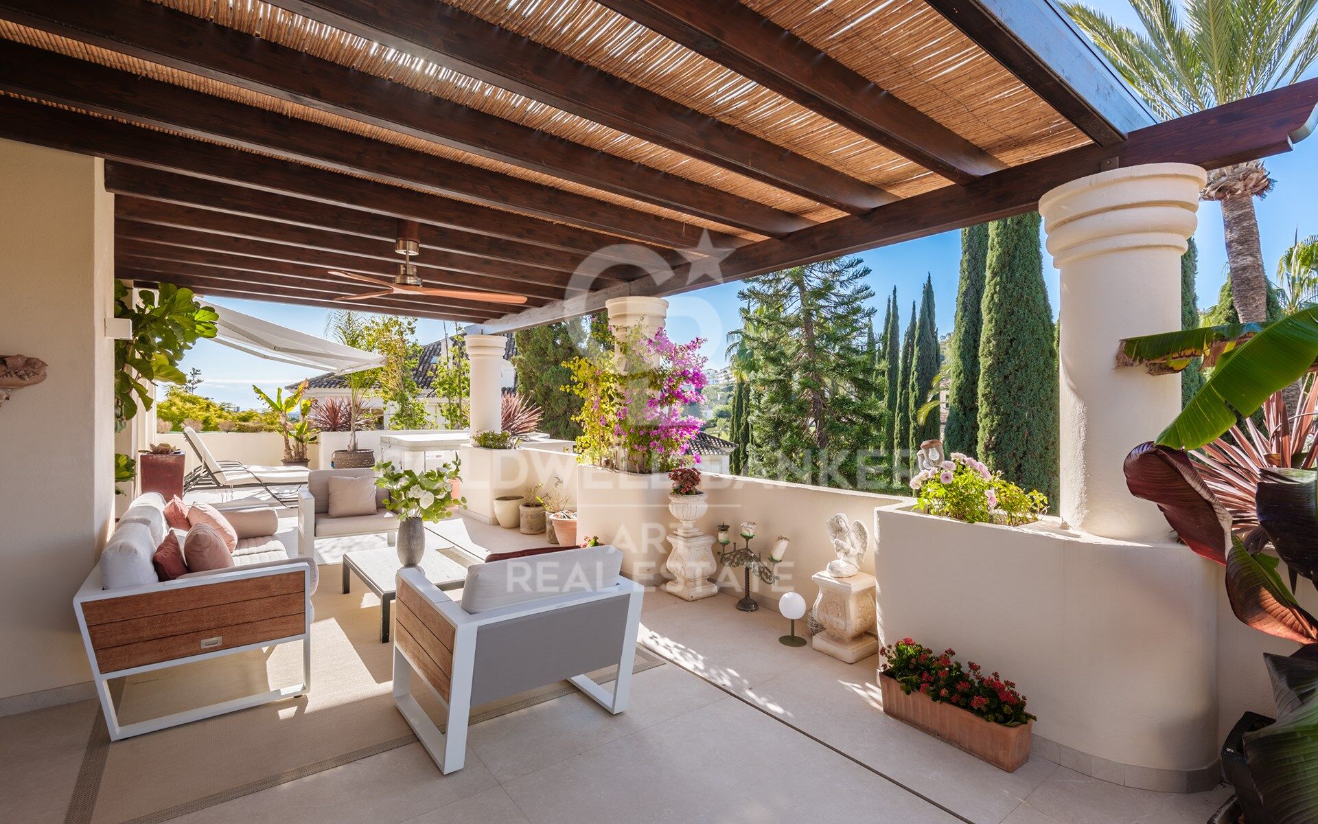 Exquisitamente renovado y espacioso ático dúplex en Nueva Andalucía