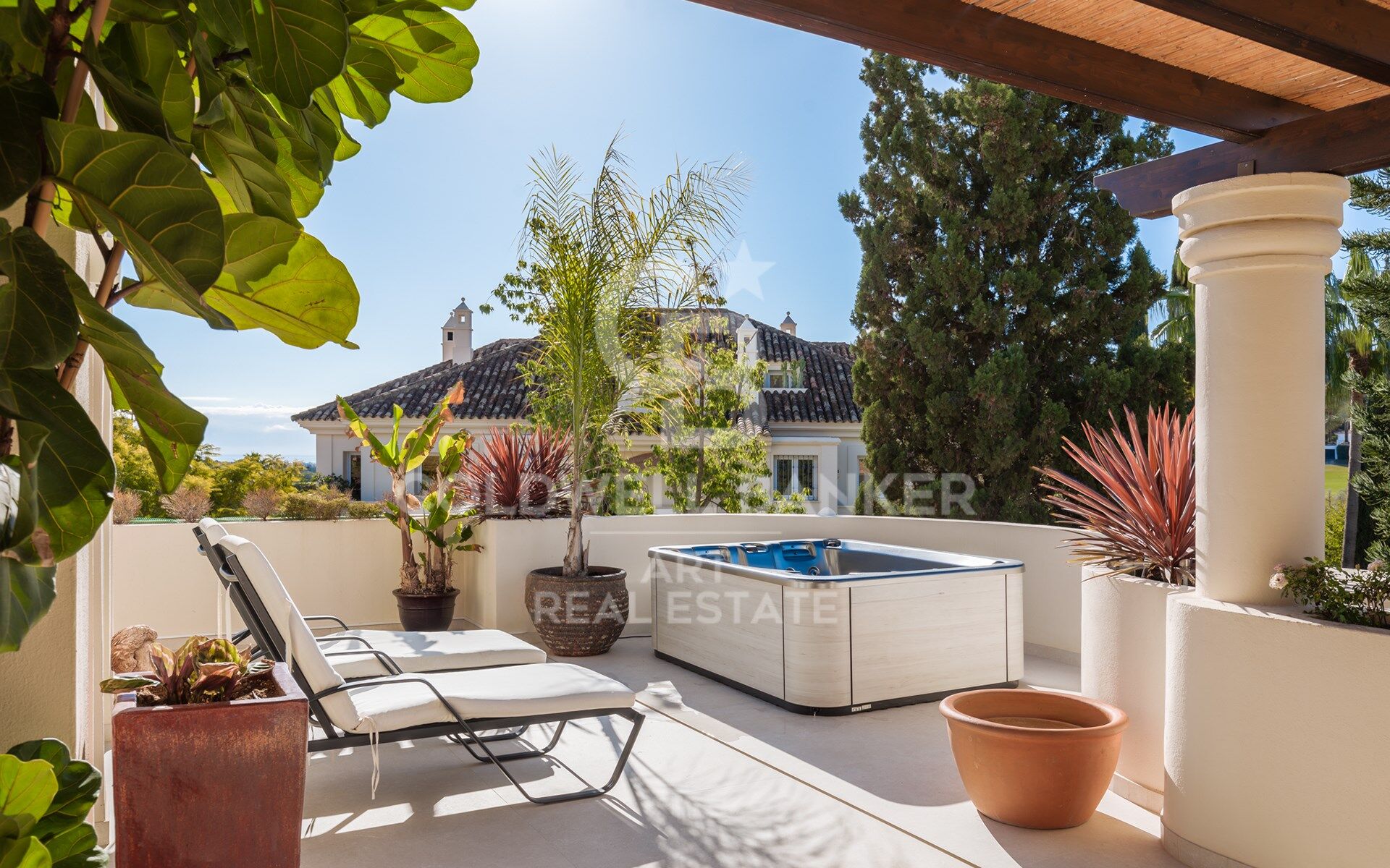 Exquisitely renovated and spacious duplex penthouse in Nueva Andalucía