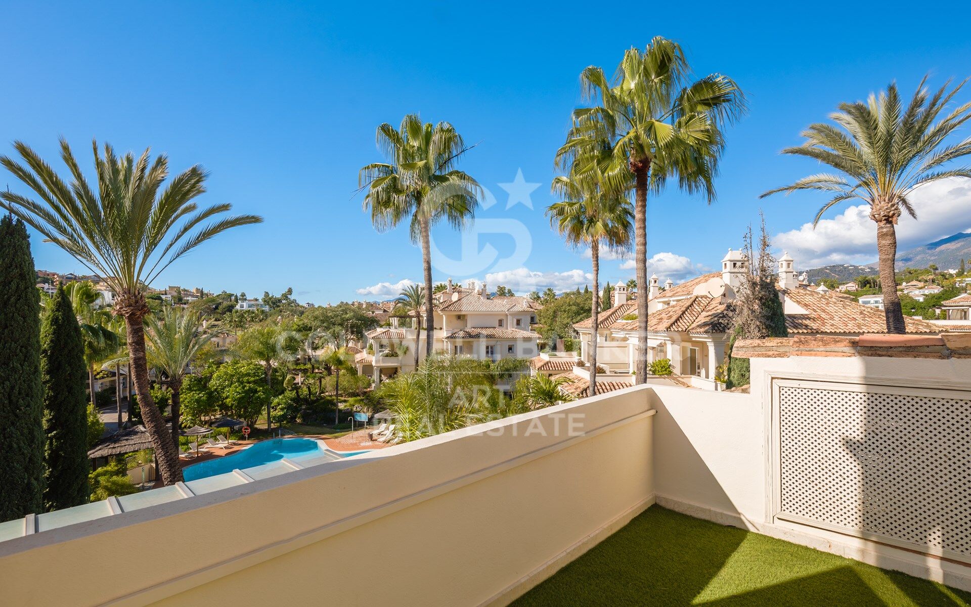 Exquisitamente renovado y espacioso ático dúplex en Nueva Andalucía