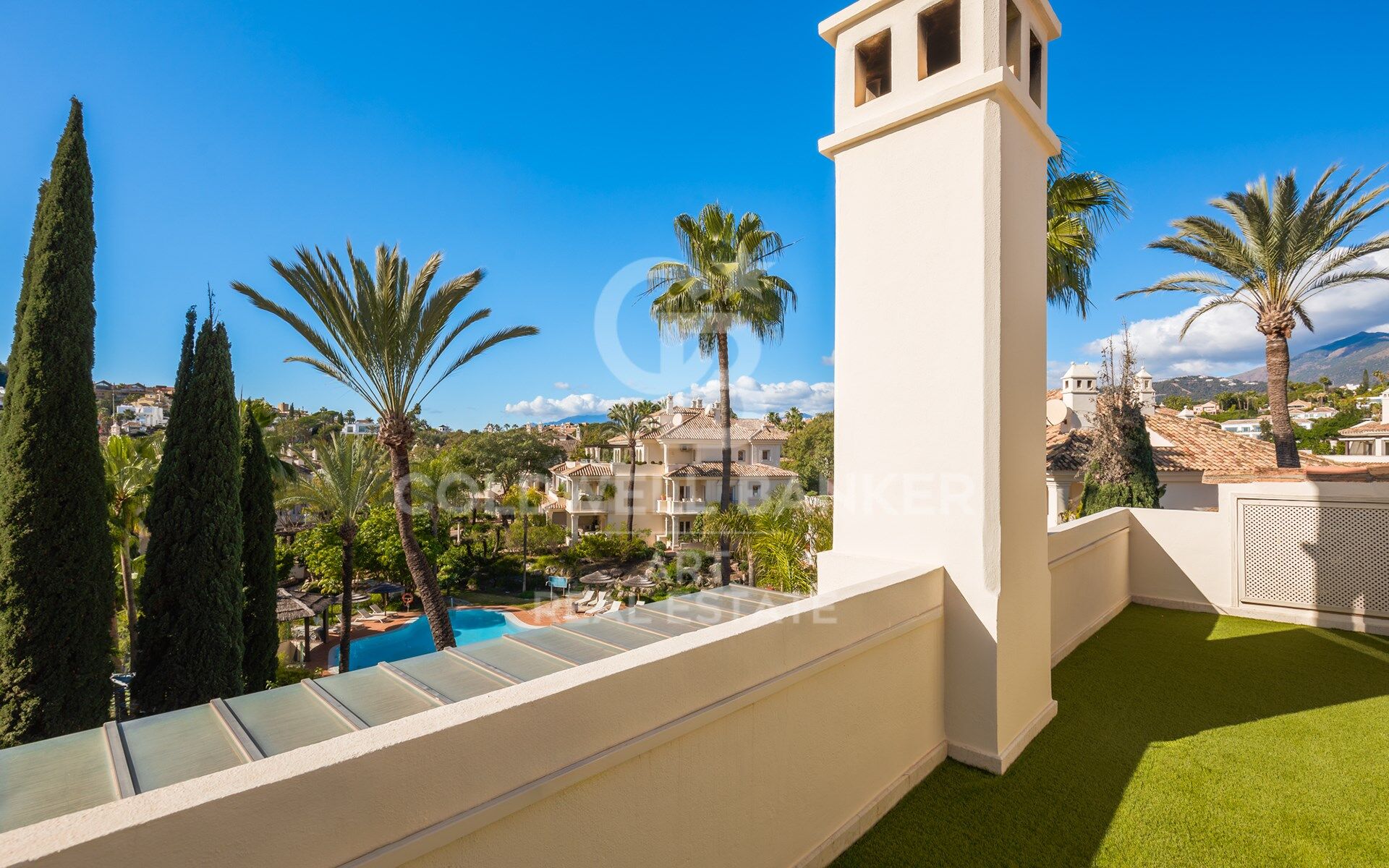 Exquisitamente renovado y espacioso ático dúplex en Nueva Andalucía