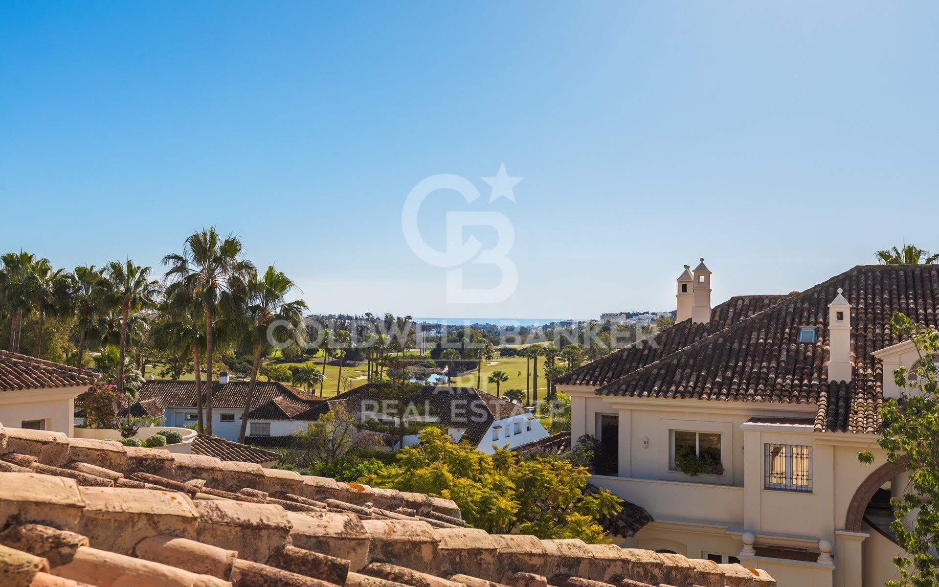 Exquisitamente renovado y espacioso ático dúplex en Nueva Andalucía