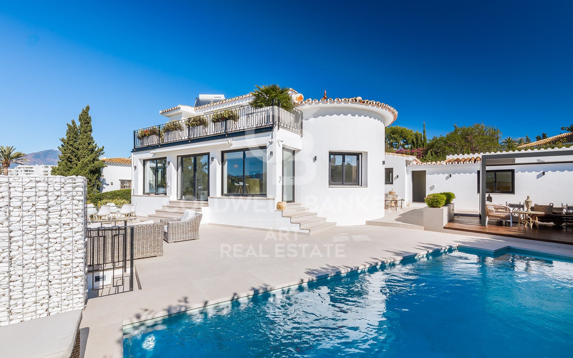 Villa Entièrement Rénovée en Première Ligne de Golf à Guadalmina Alta