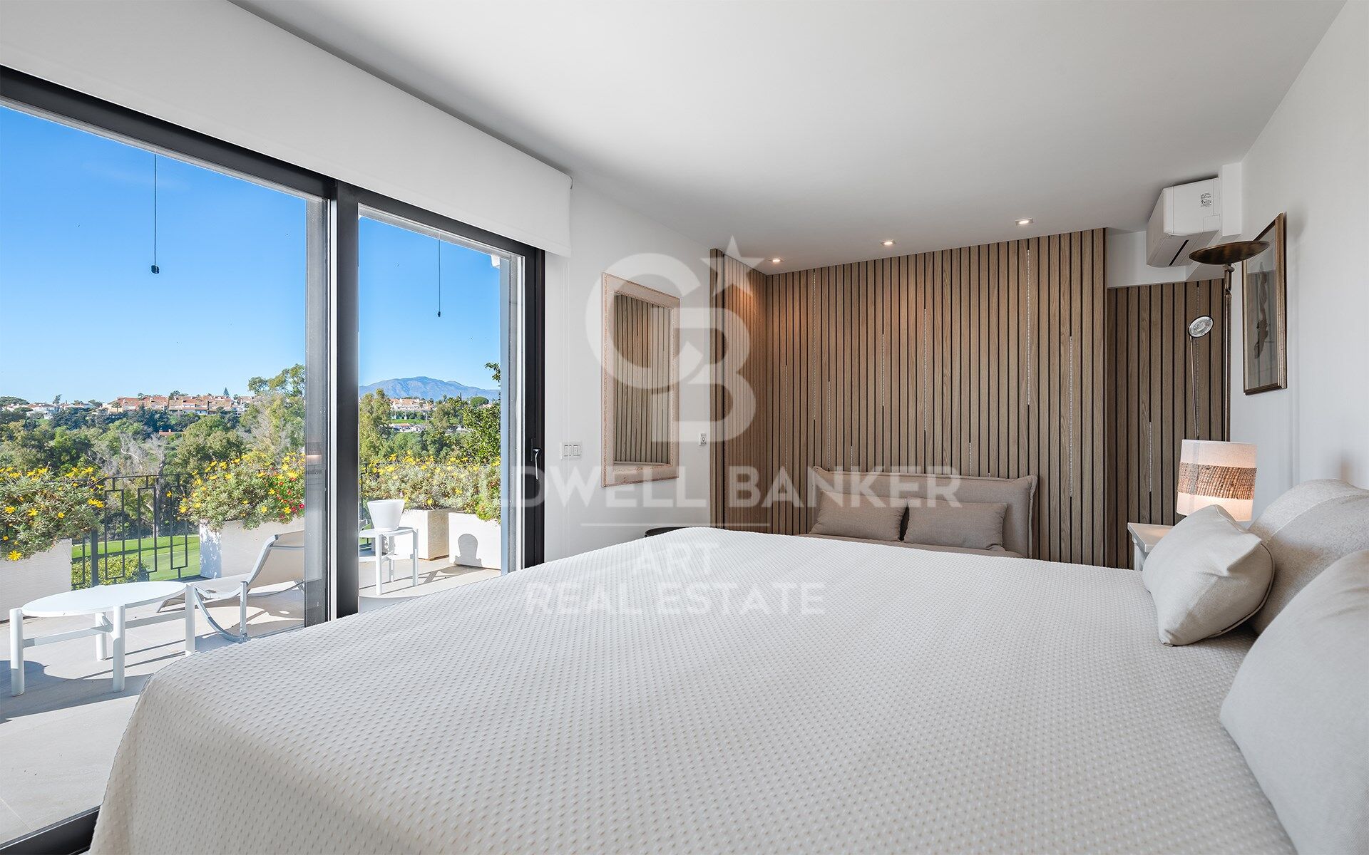 Villa Entièrement Rénovée en Première Ligne de Golf à Guadalmina Alta