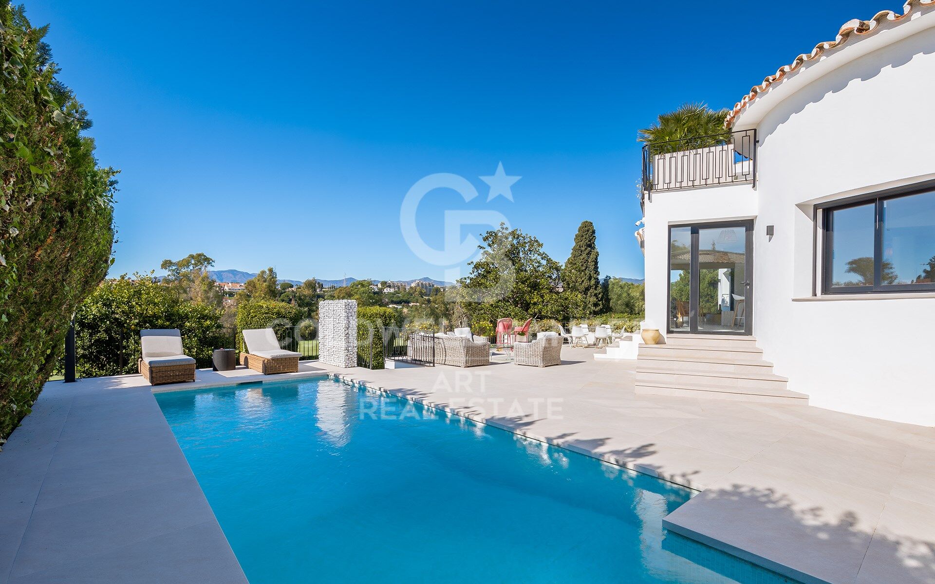 Villa Entièrement Rénovée en Première Ligne de Golf à Guadalmina Alta