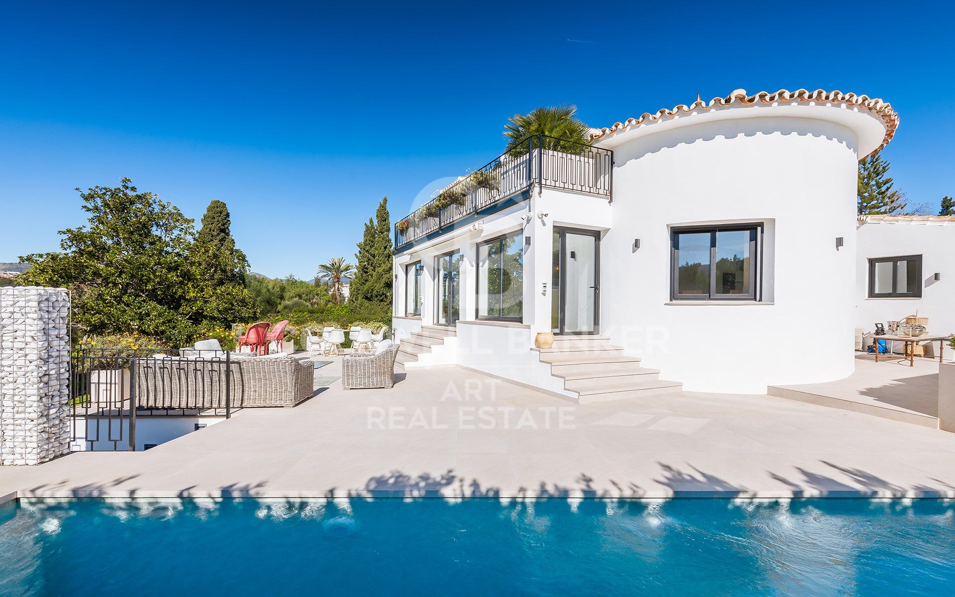 Villa Entièrement Rénovée en Première Ligne de Golf à Guadalmina Alta