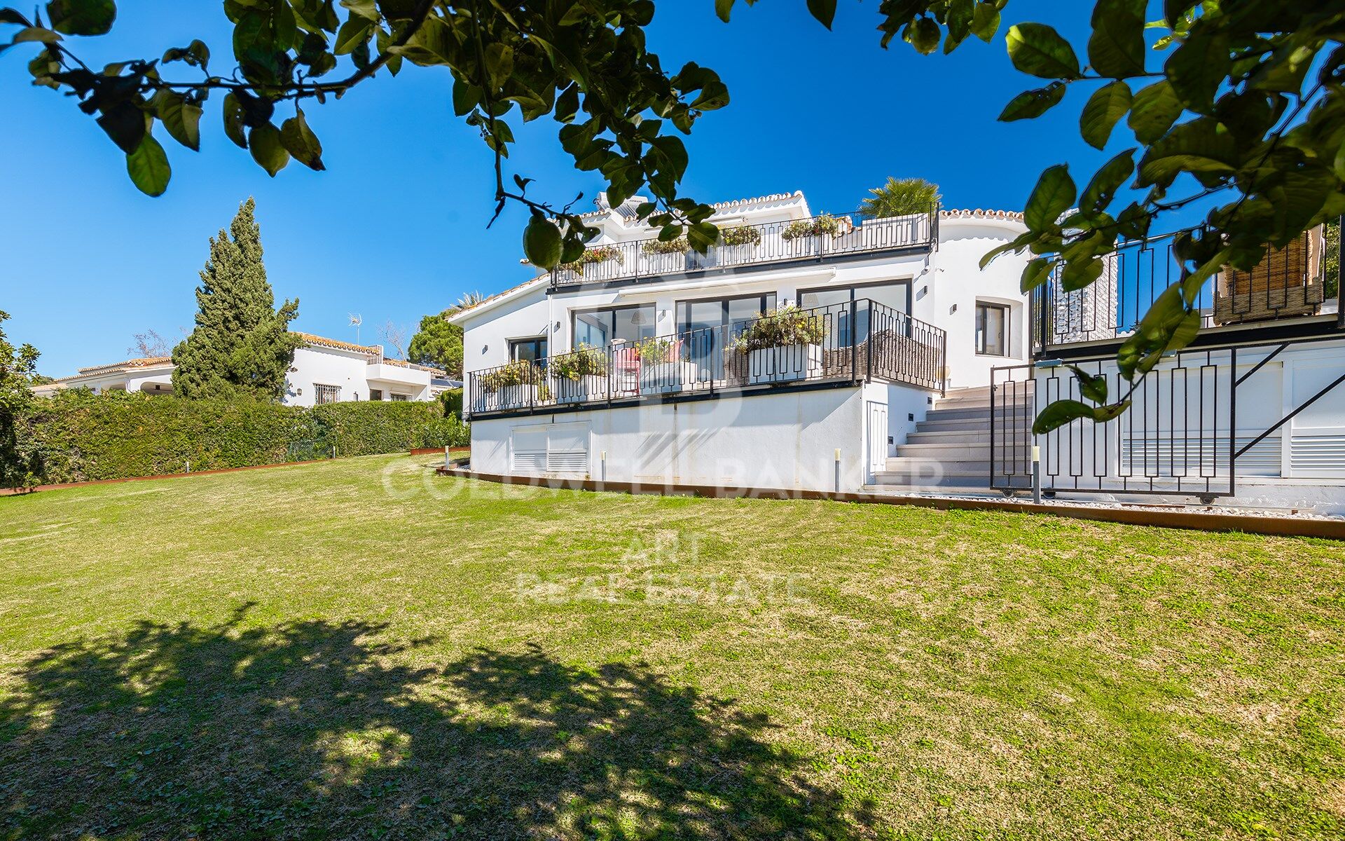 Villa Entièrement Rénovée en Première Ligne de Golf à Guadalmina Alta
