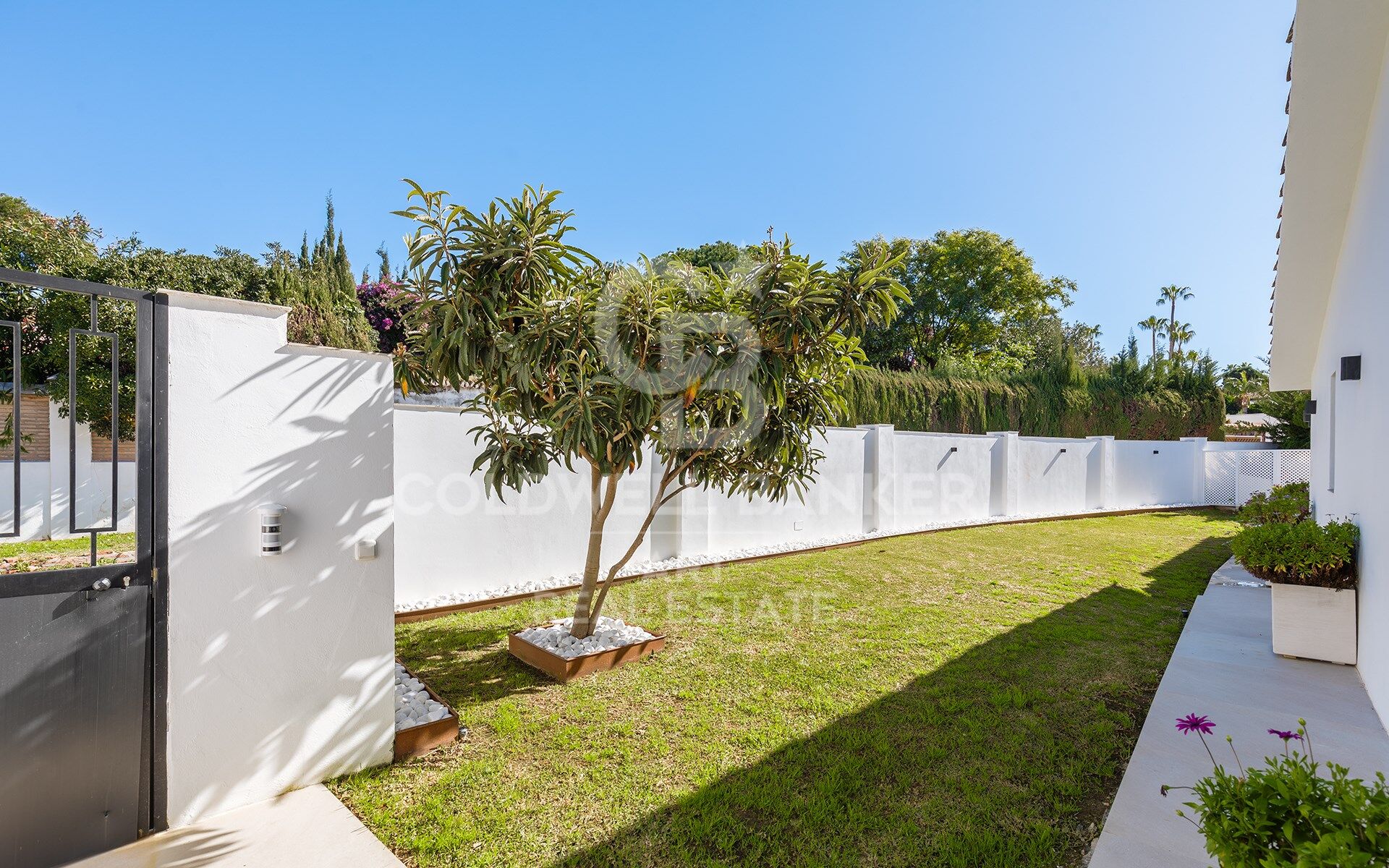 Villa Entièrement Rénovée en Première Ligne de Golf à Guadalmina Alta