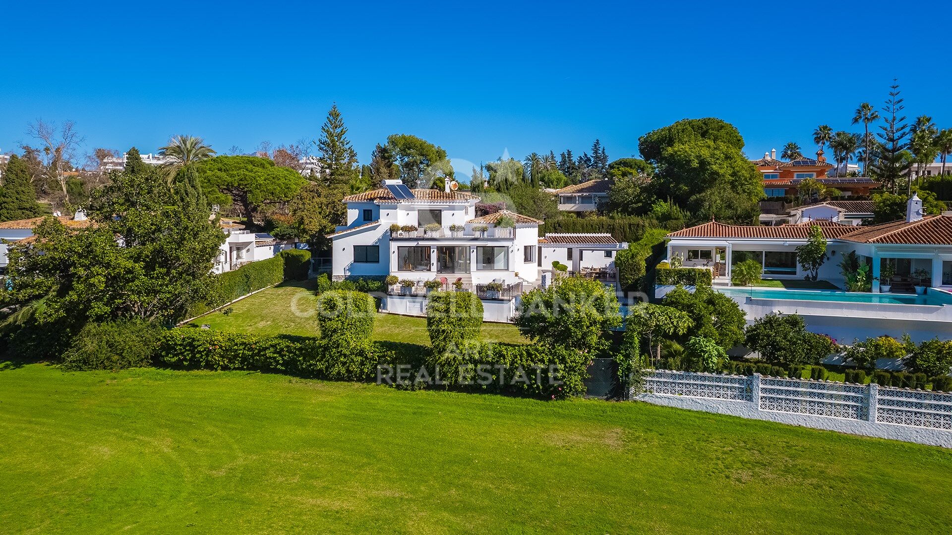 Villa Entièrement Rénovée en Première Ligne de Golf à Guadalmina Alta