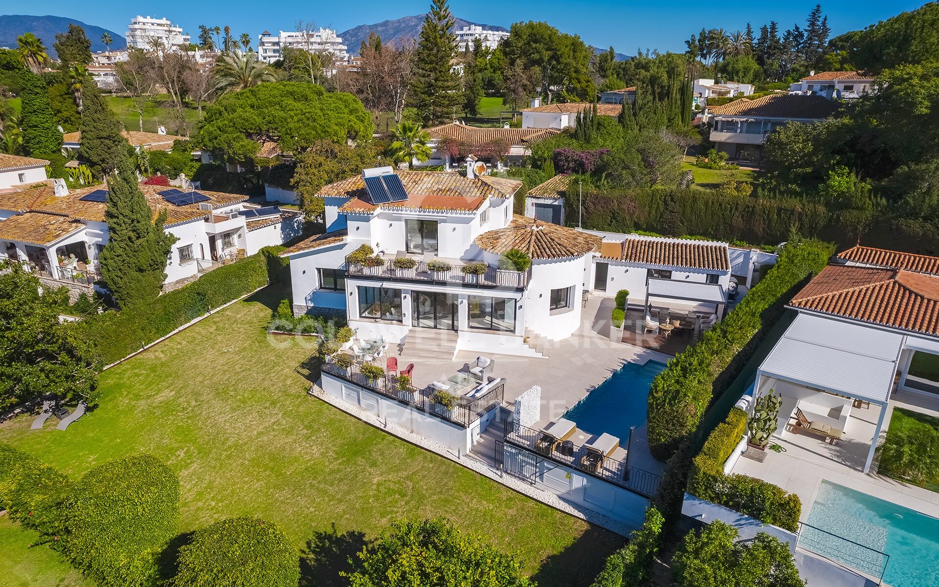 Villa Entièrement Rénovée en Première Ligne de Golf à Guadalmina Alta