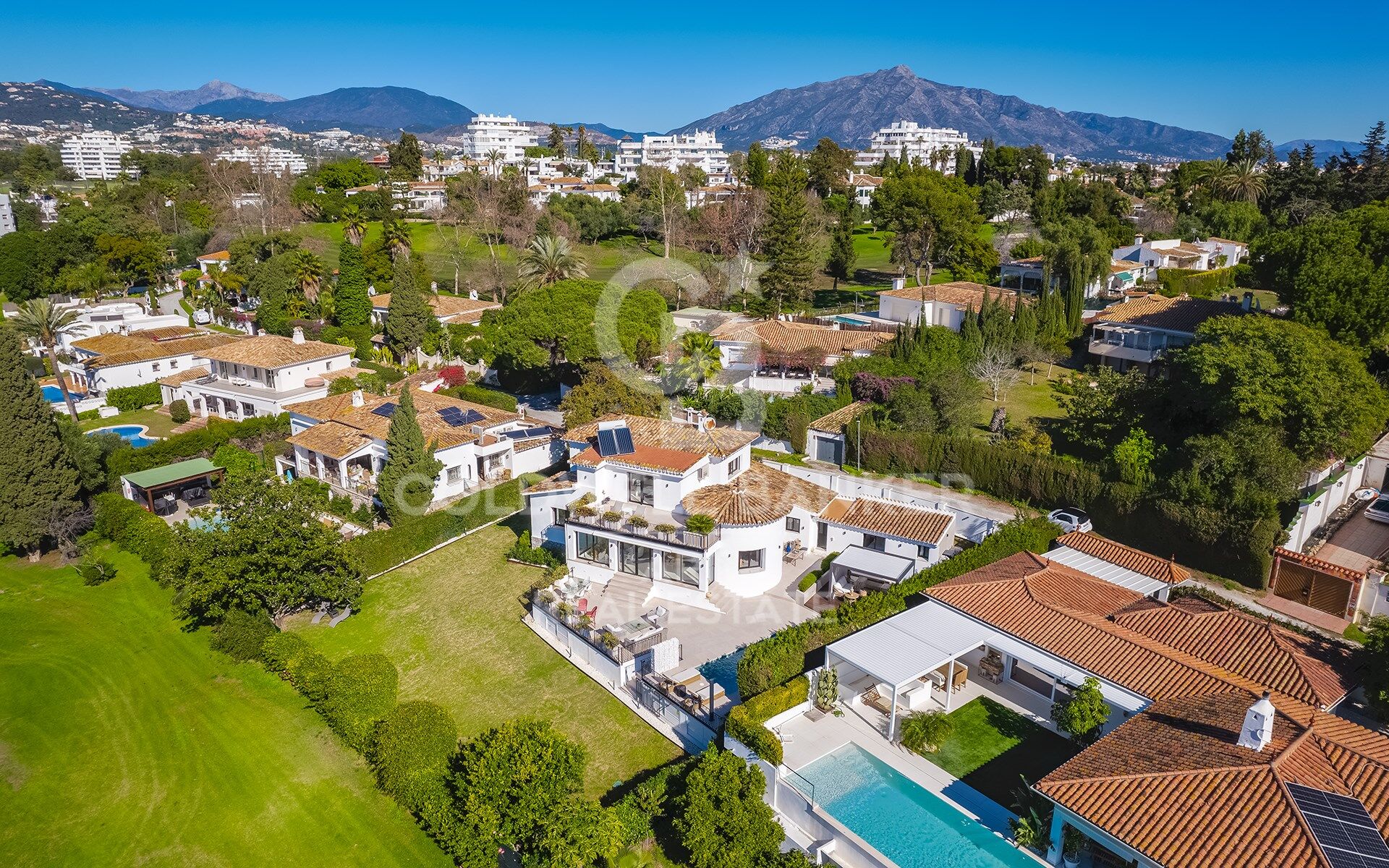Villa Entièrement Rénovée en Première Ligne de Golf à Guadalmina Alta