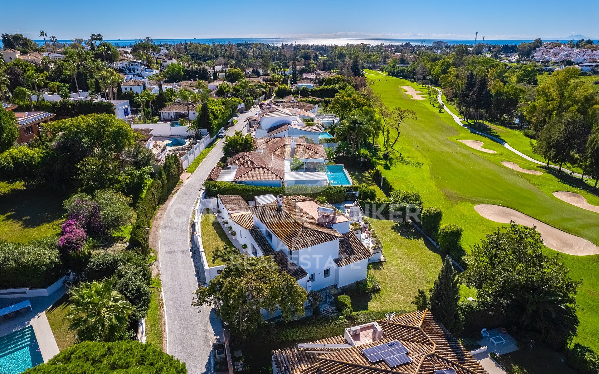Villa Entièrement Rénovée en Première Ligne de Golf à Guadalmina Alta