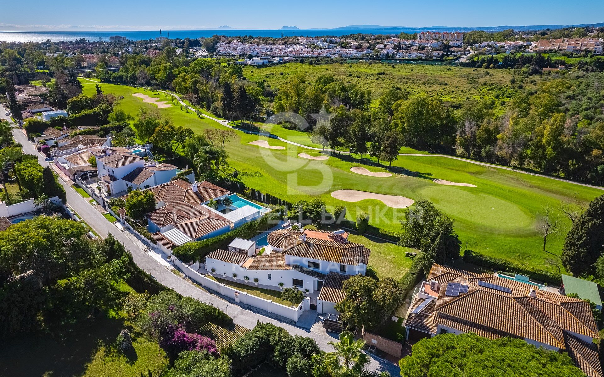 Villa Entièrement Rénovée en Première Ligne de Golf à Guadalmina Alta