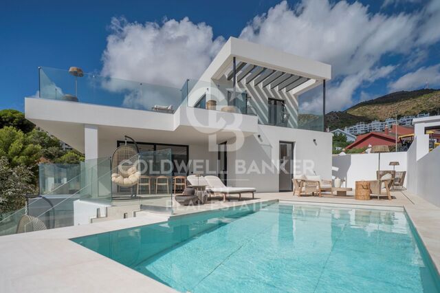 Exclusiva villa de nueva construcción con vistas panorámicas al Mediterráneo