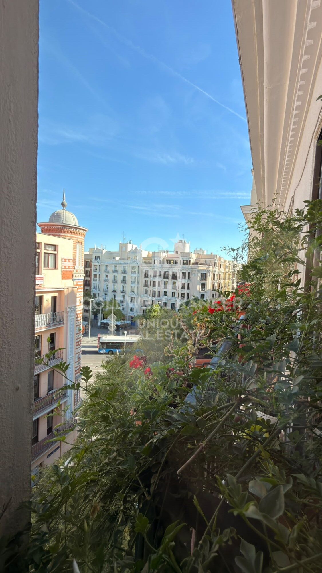 Spectacular, light-filled residence in the heart of Madrid's prestigious Salamanca district.