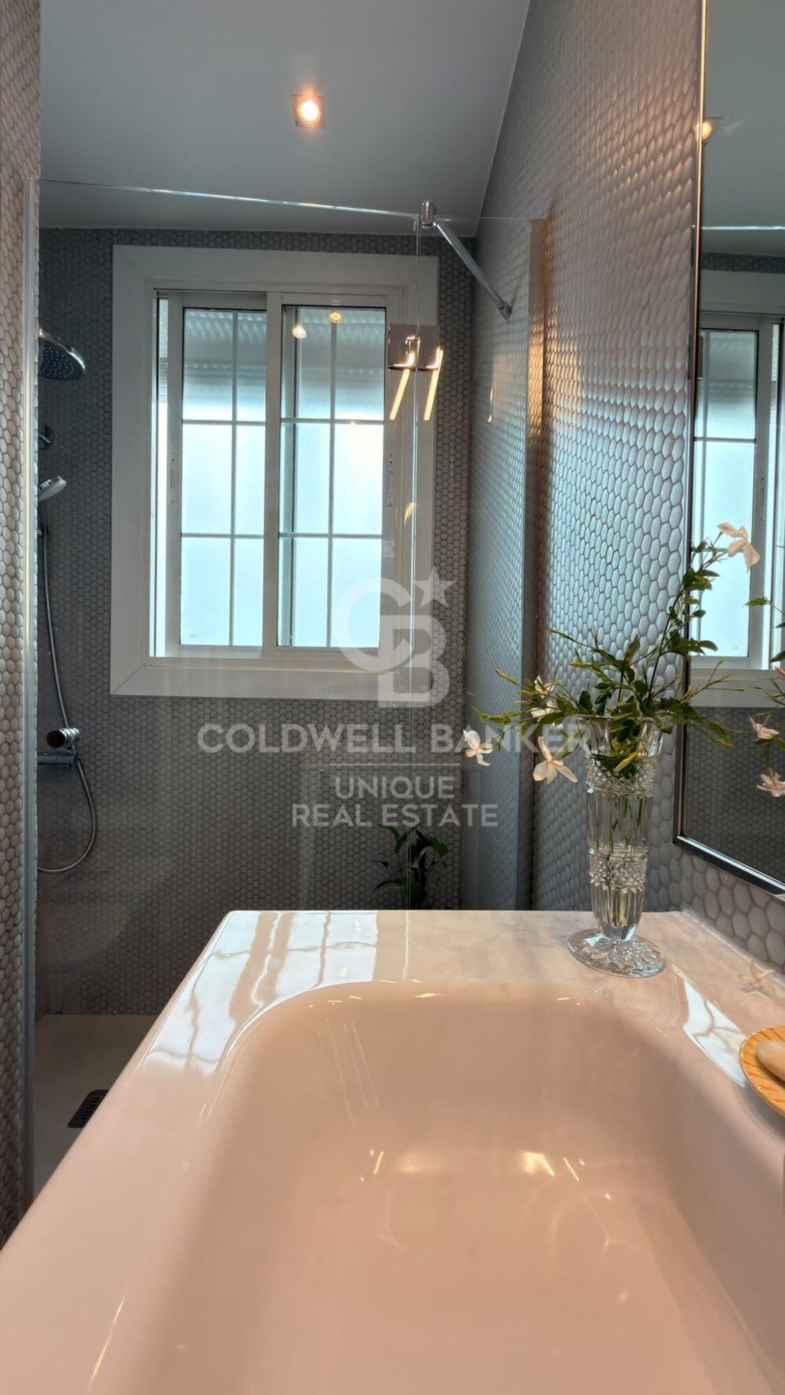 Spectacular, light-filled residence in the heart of Madrid's prestigious Salamanca district.