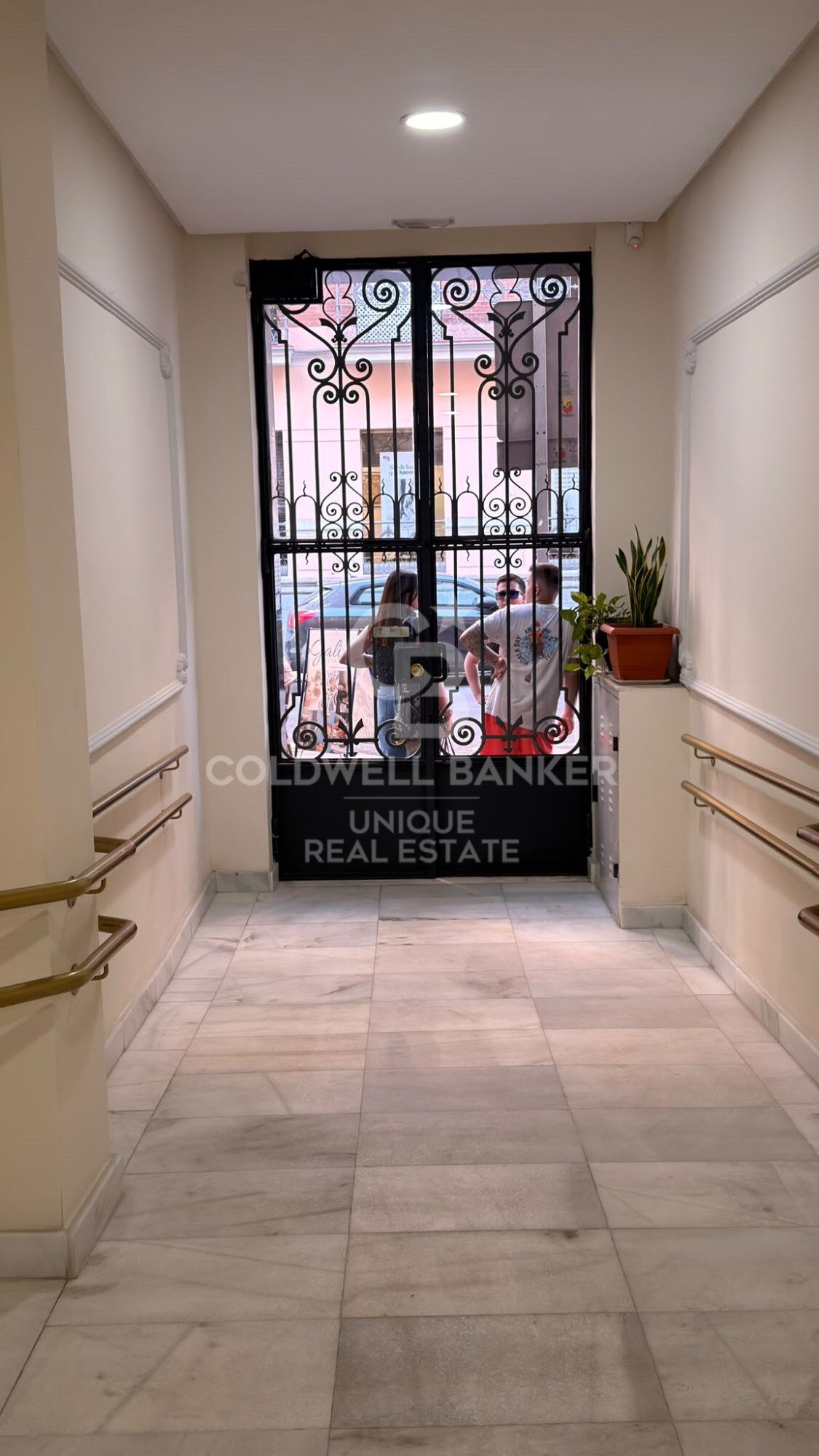 Spectacular, light-filled residence in the heart of Madrid's prestigious Salamanca district.