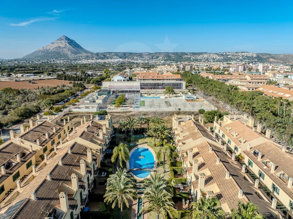 Elegante dúplex de 4 dormitorios con jardín privado junto al Arenal de Jávea