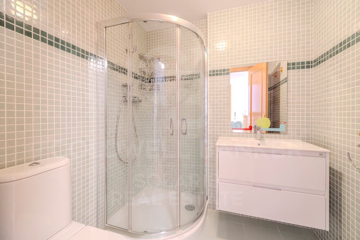 Elegante dúplex de 4 dormitorios con jardín privado junto al Arenal de Jávea