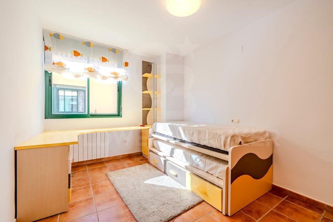 Elegante dúplex de 4 dormitorios con jardín privado junto al Arenal de Jávea