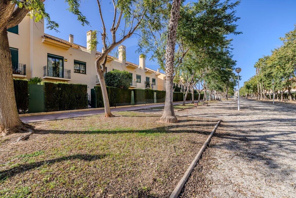 Elegante dúplex de 4 dormitorios con jardín privado junto al Arenal de Jávea