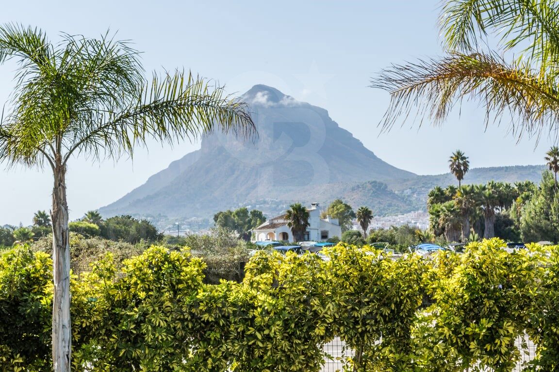 Modern flat next to the Arenal with views of the Montgó and terraces