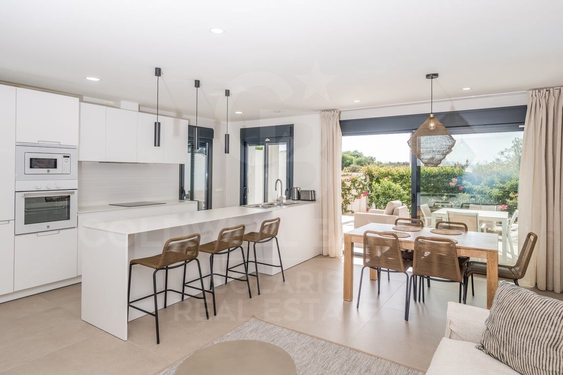 Modern flat next to the Arenal with views of the Montgó and terraces
