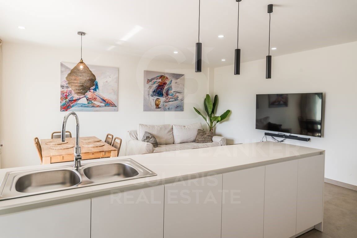 Modern flat next to the Arenal with views of the Montgó and terraces