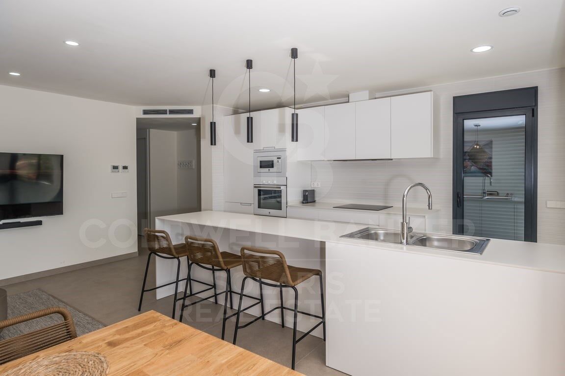Modern flat next to the Arenal with views of the Montgó and terraces