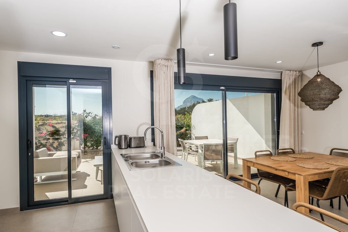 Modern flat next to the Arenal with views of the Montgó and terraces