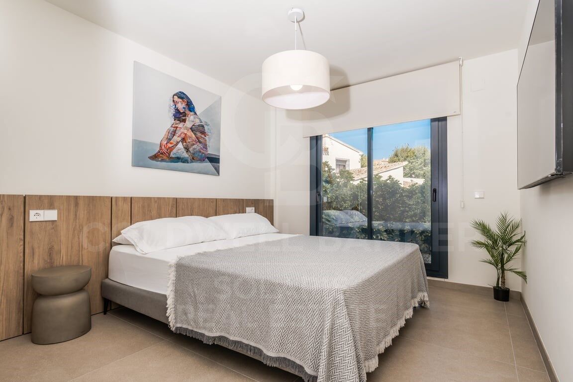 Modern flat next to the Arenal with views of the Montgó and terraces