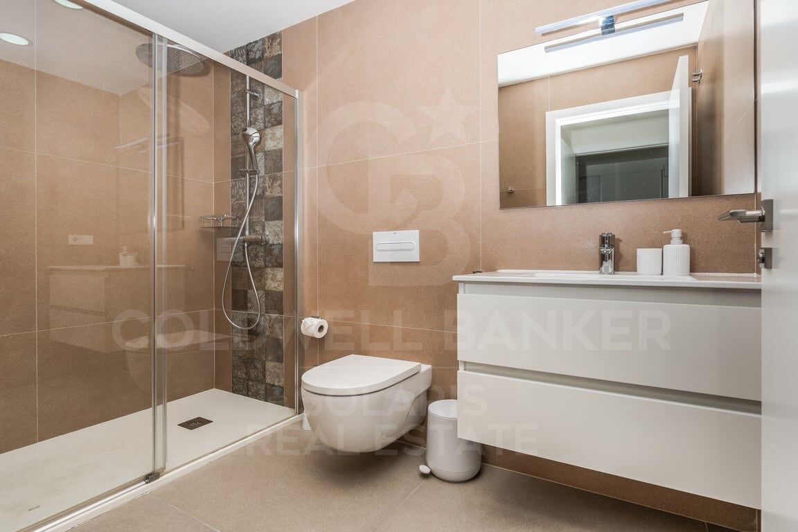 Modern flat next to the Arenal with views of the Montgó and terraces