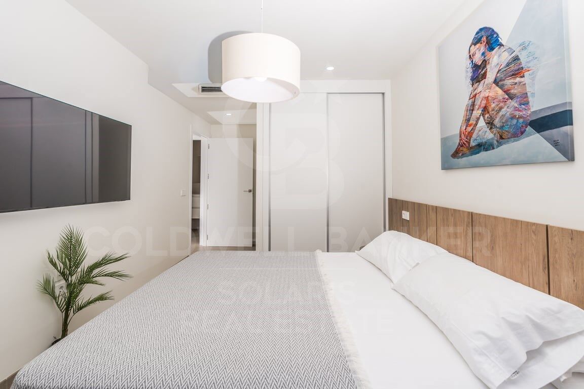 Modern flat next to the Arenal with views of the Montgó and terraces