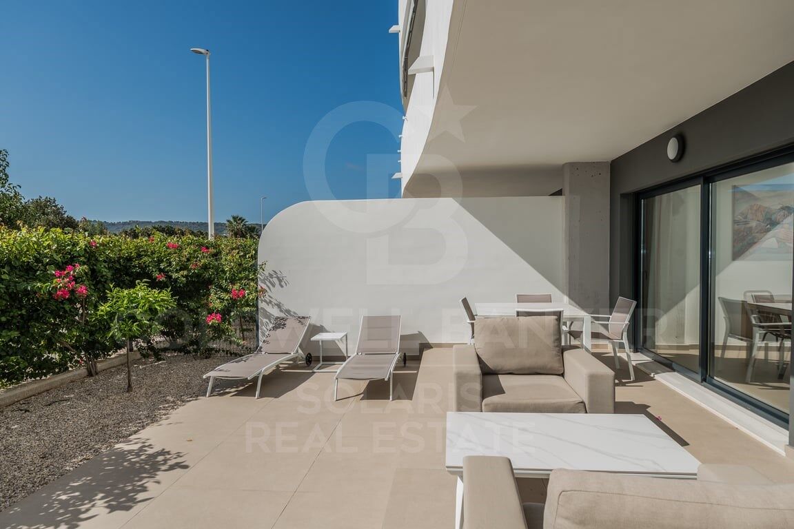 Modern flat next to the Arenal with views of the Montgó and terraces