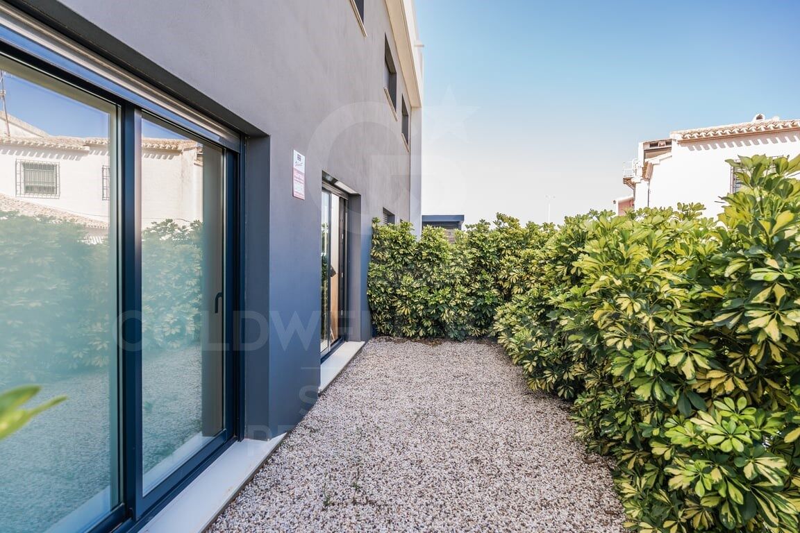 Modern flat next to the Arenal with views of the Montgó and terraces