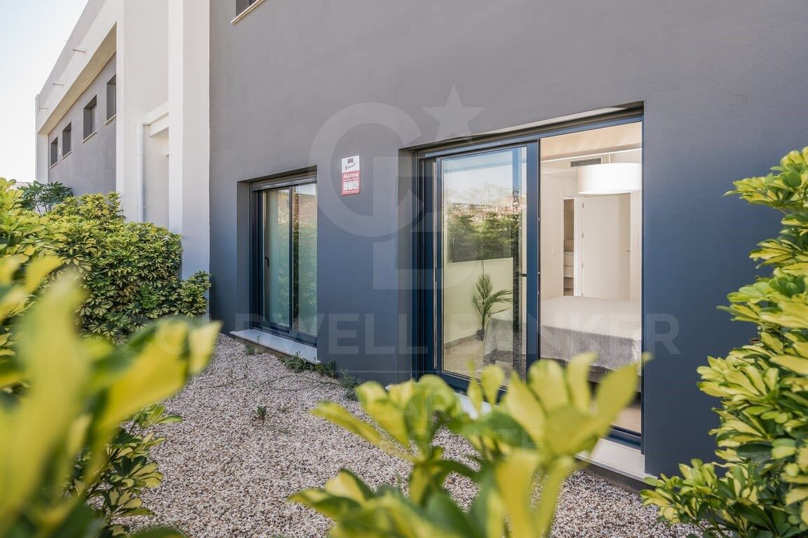 Modern flat next to the Arenal with views of the Montgó and terraces
