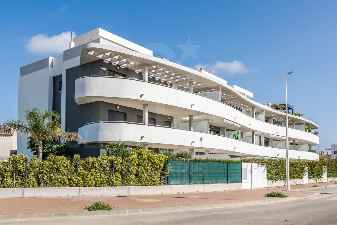 Modern flat next to the Arenal with views of the Montgó and terraces