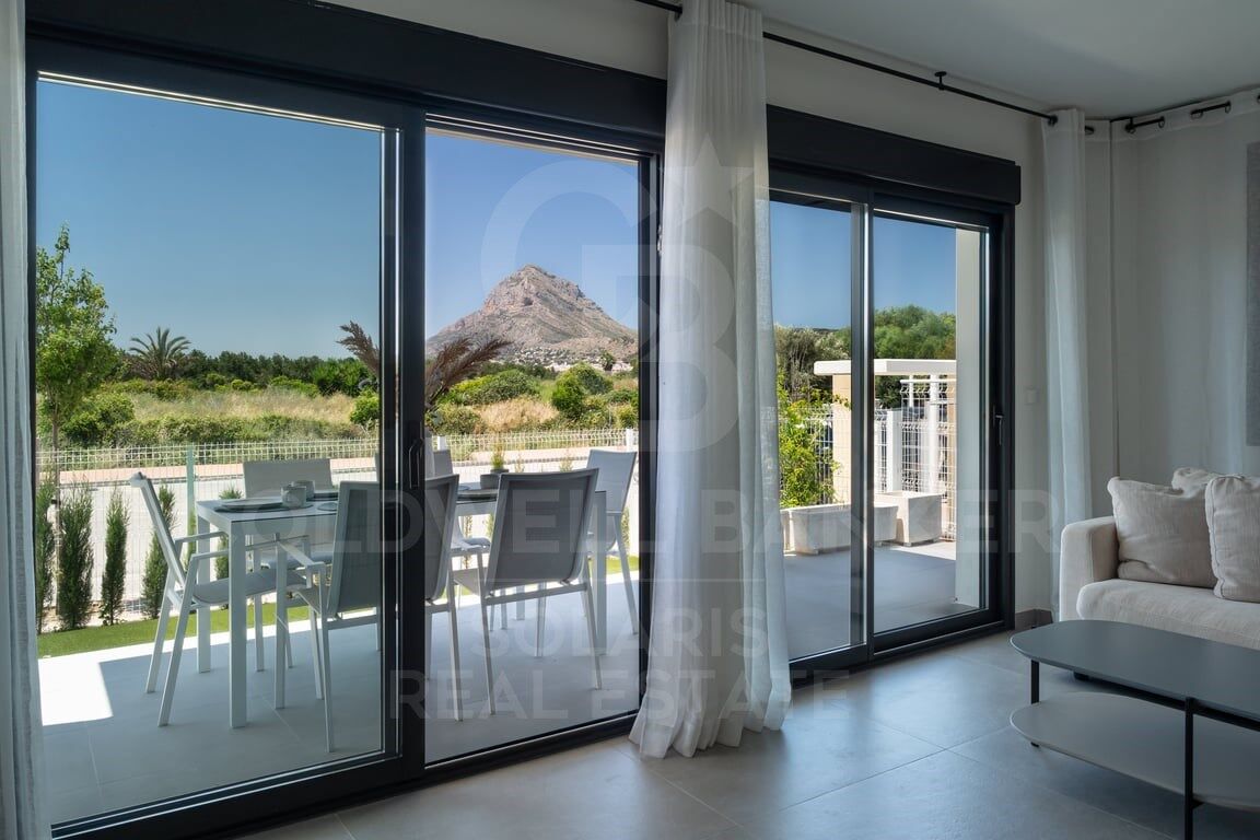 Exklusive Wohnung im Erdgeschoss mit privatem Garten und Blick auf den Montgó
