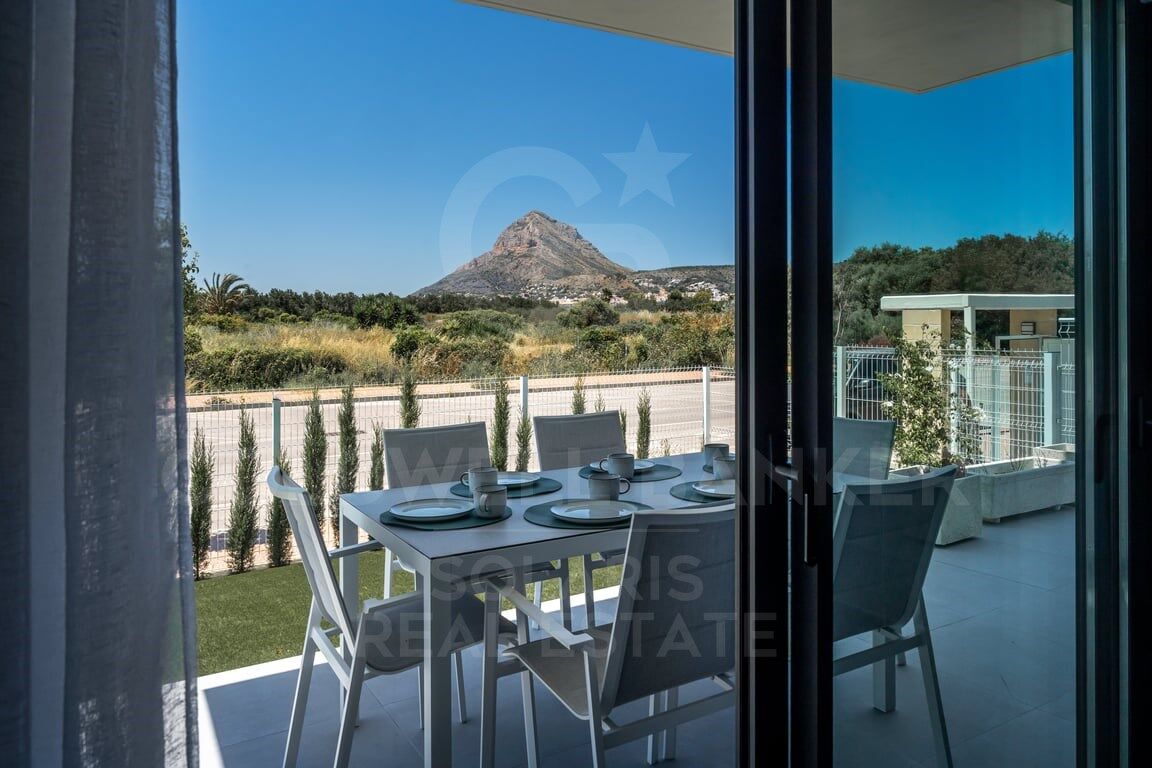Exklusive Wohnung im Erdgeschoss mit privatem Garten und Blick auf den Montgó