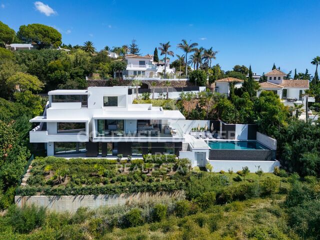 Élégante Villa Contemporaine avec Vues Panoramiques Dégagées à El Rosario, Marbella