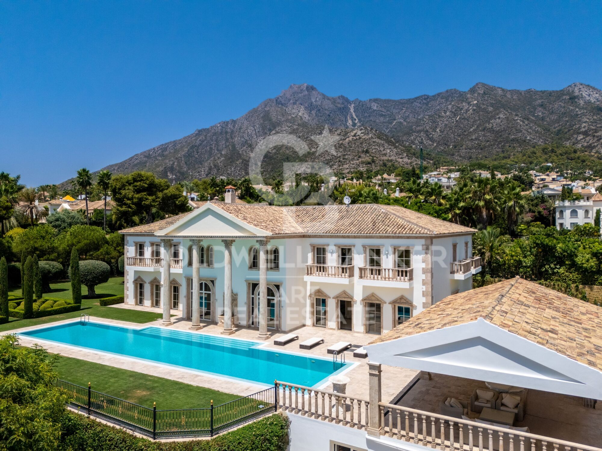 Résidence Unique avec Vue sur la Mer Méditerranée à Sierra Blanca, Marbella
