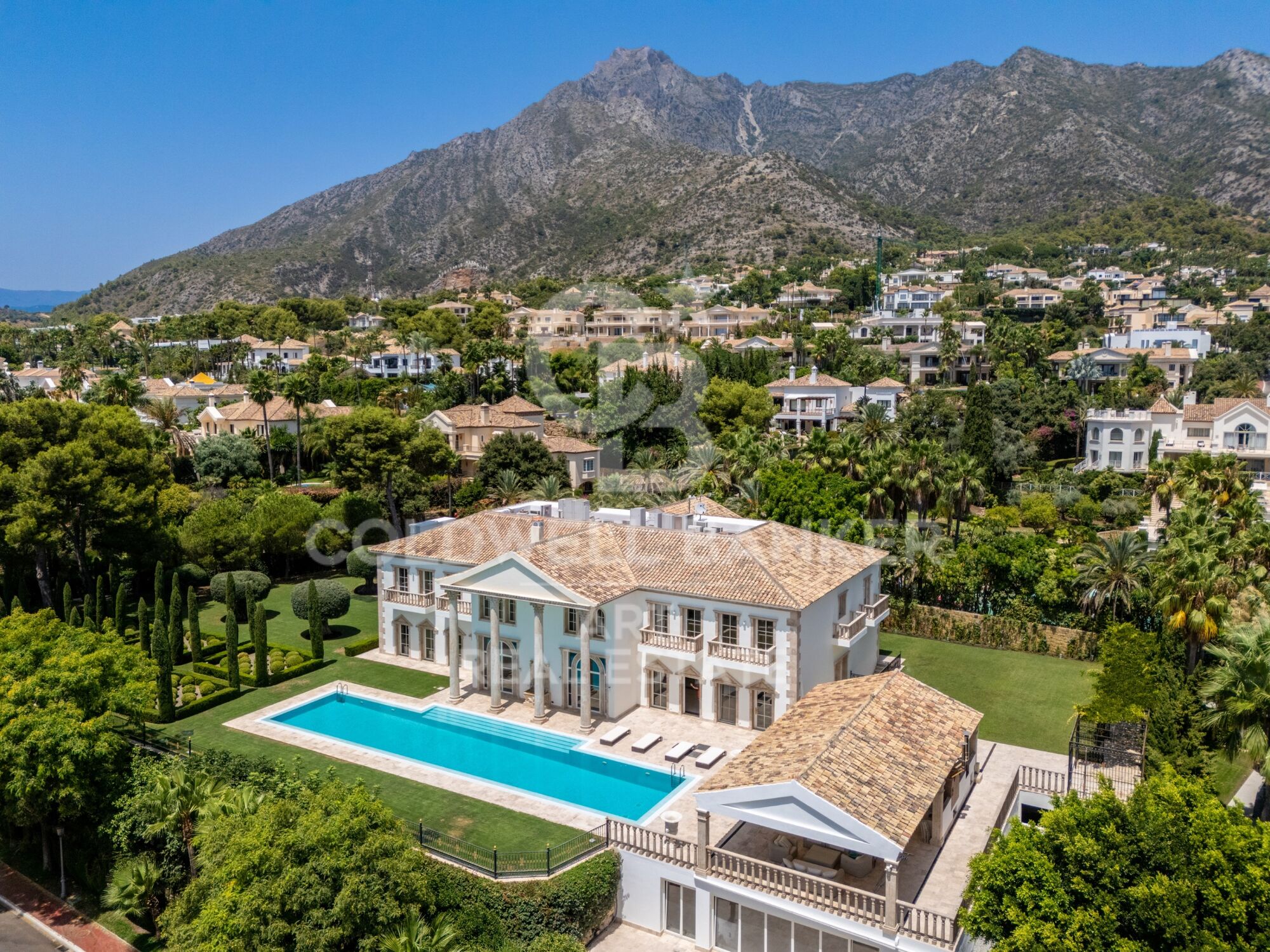 Résidence Unique avec Vue sur la Mer Méditerranée à Sierra Blanca, Marbella
