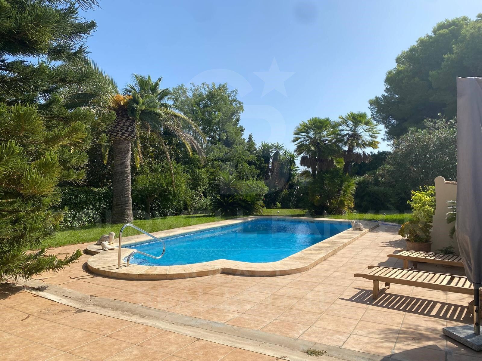 Villa rénovée avec piscine, grand jardin et garage à louer