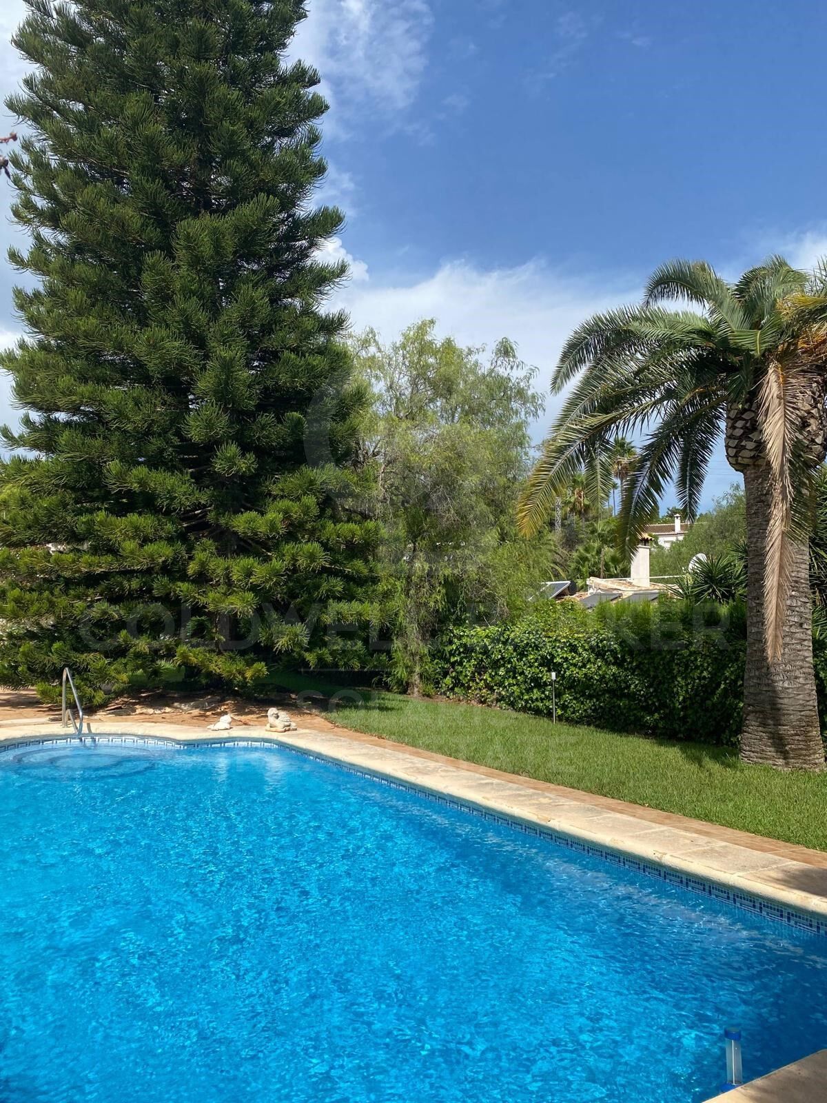 Villa rénovée avec piscine, grand jardin et garage à louer
