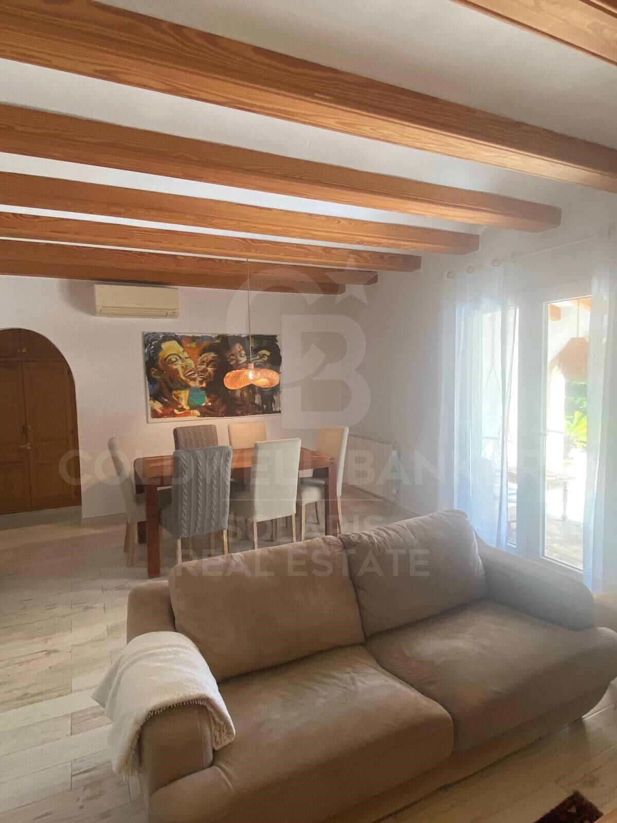 Villa rénovée avec piscine, grand jardin et garage à louer