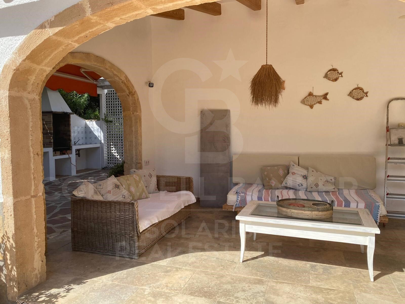 Villa rénovée avec piscine, grand jardin et garage à louer