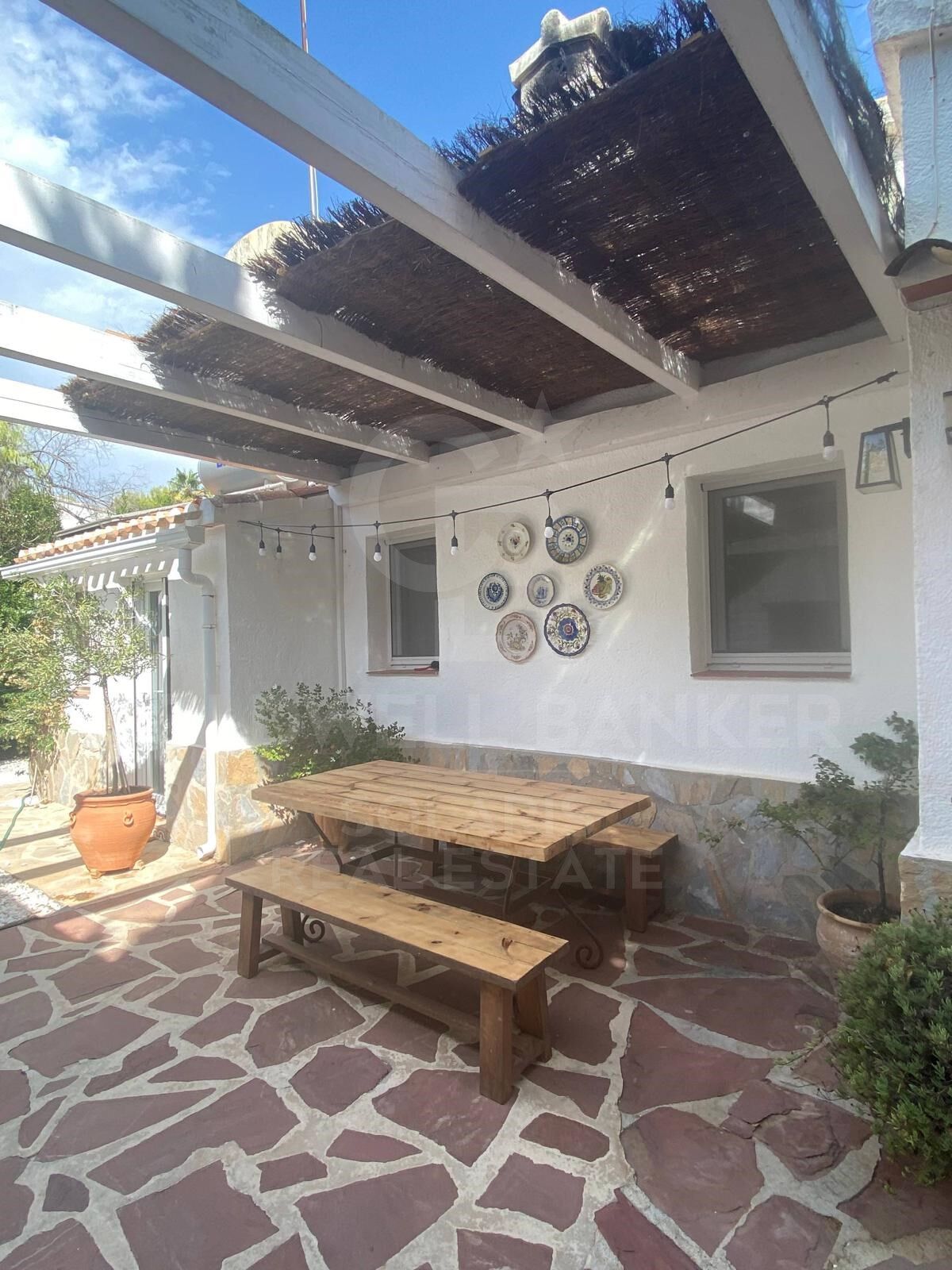 Villa rénovée avec piscine, grand jardin et garage à louer